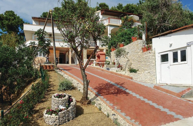 Awesome apartment in Vlasici with WiFi