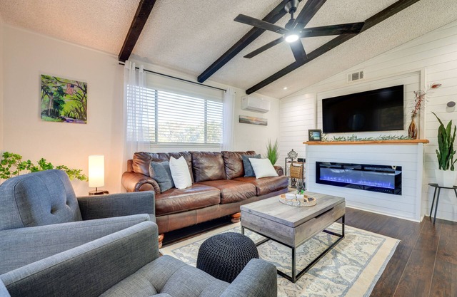 Awesome Canyon Lake Home: Rooftop Deck & Fire Pit!