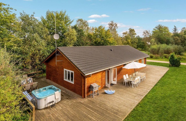 Awesome home in Fårvang with sauna