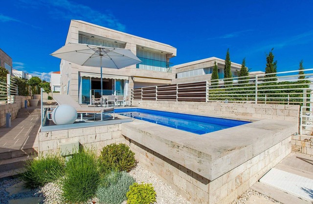 Awesome home in Petrcane