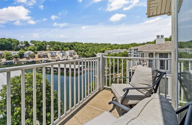 Awesome lakeview top floor condo