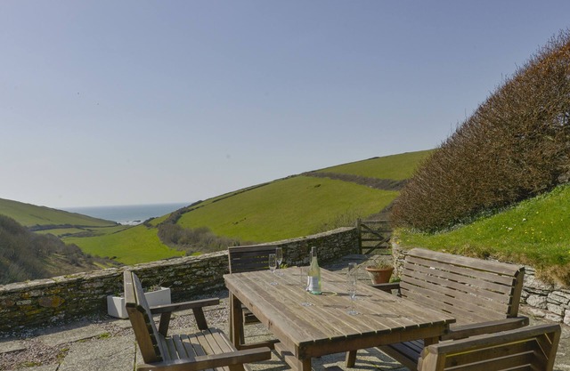 AYRMER HOUSE, family friendly, with open fire in Ringmore