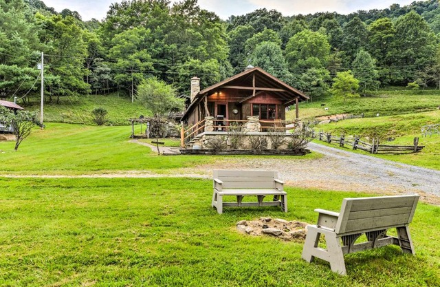 Baby Bear Clyde Cabin on Mountain Farm!