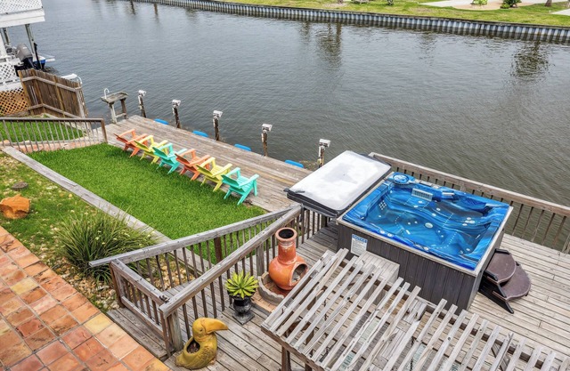 Backyard fishing & birdwatching - 3,600sqft home near beach w/hot tub, gazebo