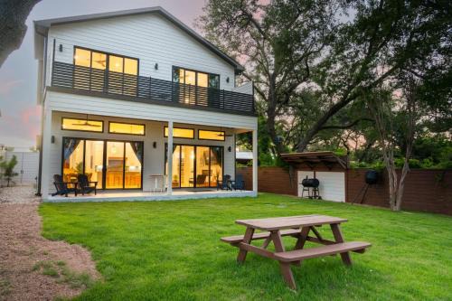 Backyard Lake House for Large Groups with Fire Pit and Gameroom