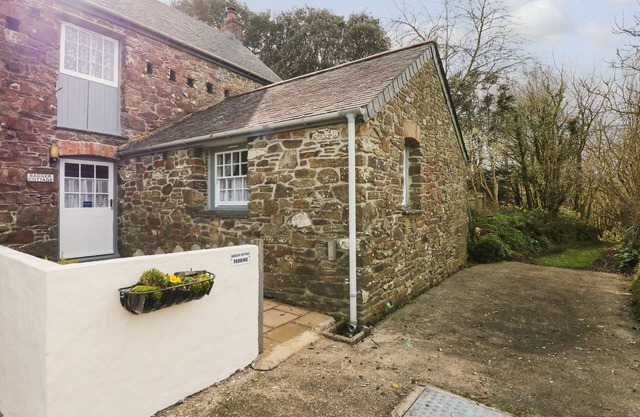 BADGER COTTAGE, family friendly, with open fire in Mawgan-In-Meneage