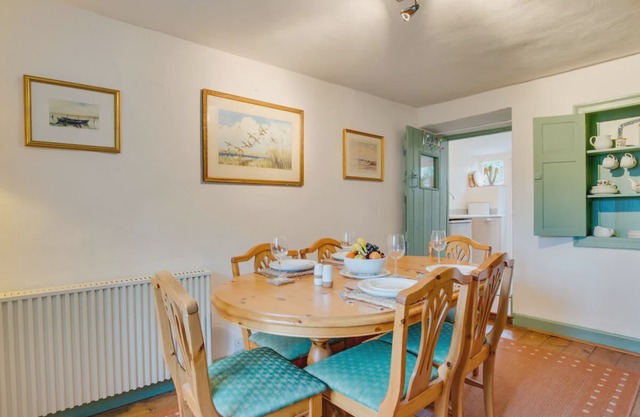 Badgers Cottage is a lovely period thatched cottage with garden and parking, situated in the picture
