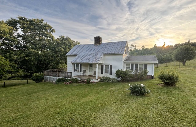 Baker's Farmhouse -Your charming & cozy get-a-way in the country with AC & WiFi!