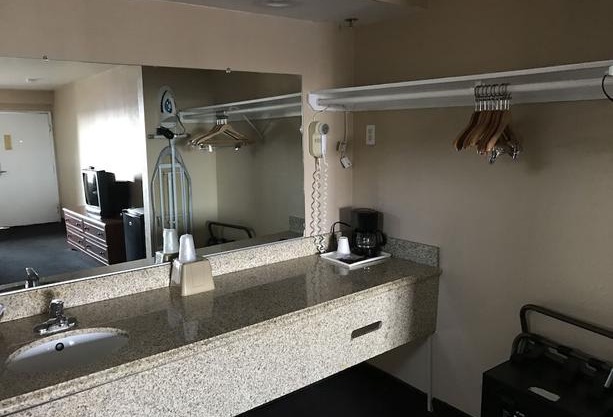 Bakersfield Inn & Suites