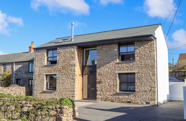 BAL AN MOR, pet friendly, character holiday cottage in Pendeen