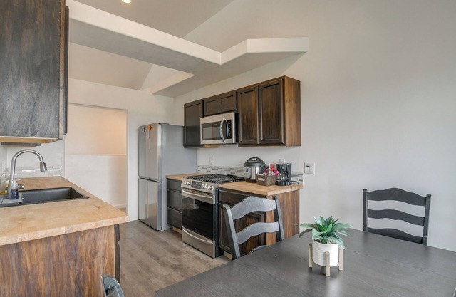 Balcony & Stunning Views: Airy Apt in Idaho Falls