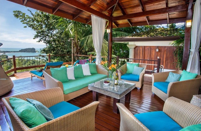 Balinese Style Tropical Villa w/4 suites Huge Ocean Views Private Pool