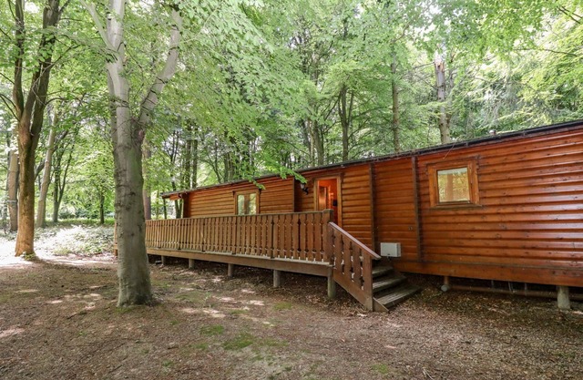 BAMBOO RETREAT, character holiday cottage, with hot tub in Louth