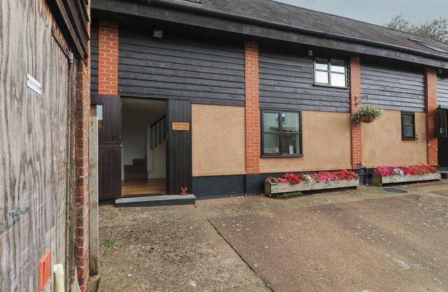 BANTAM COTTAGE, pet friendly, with a garden in Ottery St Mary