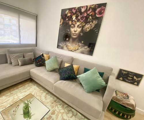 Barcelona Chic Apartments- Free Parking - 10 min BCN centre by metro