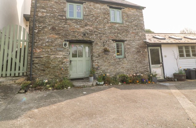 BARN COTTAGE, romantic, character holiday cottage in Pelynt
