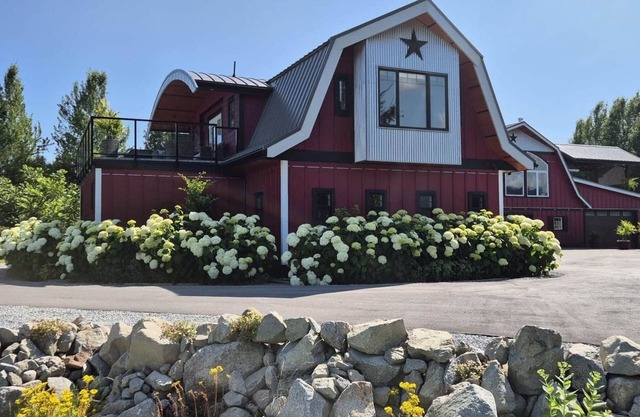 Barndominium Scenic 5 Acre Farm on the Pitt River