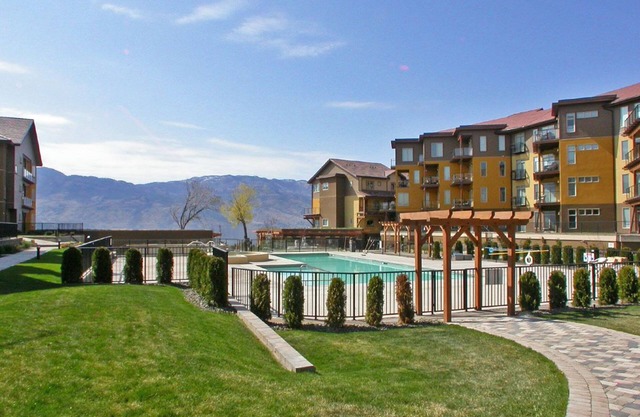 Barona Beach Stunning Lakefront Home with Lift