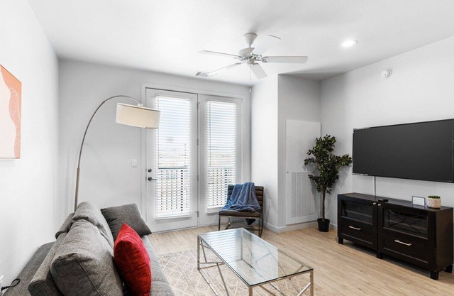 Barsala l Cozy 1BD, Modern Kitchen, Pool & Gym