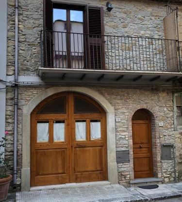 Basicò un balcone sul mare-Casa I CARRUGGI- Case vacanza Sicilia&Toscana-