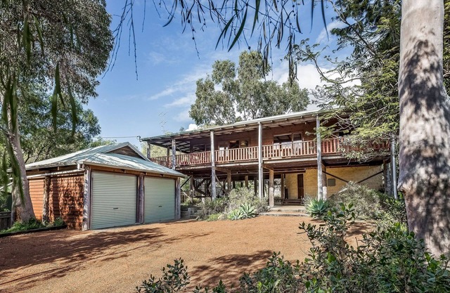 Basically Beachfront - Eagle Bay Treehouse