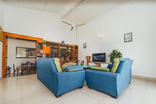 Batu Pahat w Pool table & Karaoke Villa 4BR16pax by Our Stay