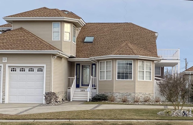 Bay side house just three blocks to the Beach