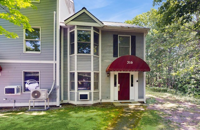 Bay View Dog-Friendly Townhouse w/Porch, Gas Grill, Washer/Dryer, Partial A/C