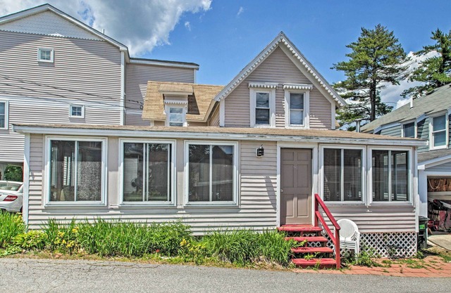 Bayside Weirs Beach Cottage < Half Mile to Pier!