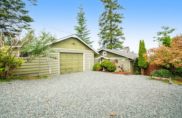 Bayview home near the border with a washer/dryer & deck - dogs welcome
