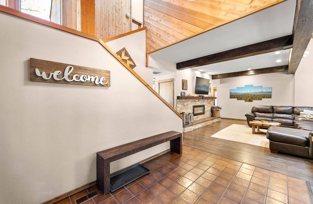 BBR Home - Close to GM pool. Great for Families! Separate rec room and apt.