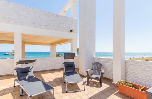 Beach Apartment with Sea Views, Terrace and Wi-Fi