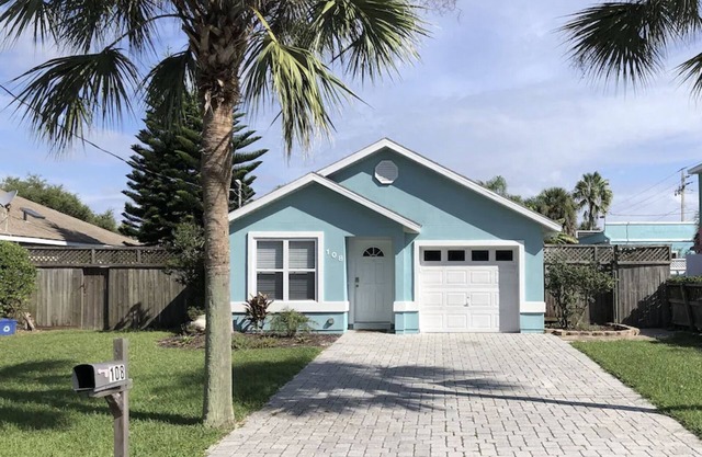 Beach Bungalow 2BR/2BA 1‑block to Beach Fenced Yard Firepit