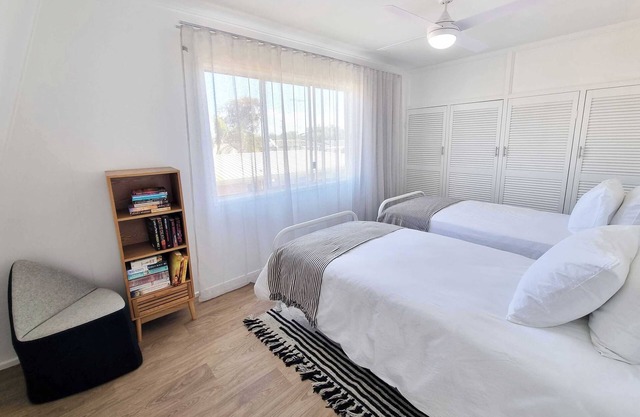 Beach Bungalow | Walk to Bargara Beach | Pet-Friendly + Fast Wi-Fi