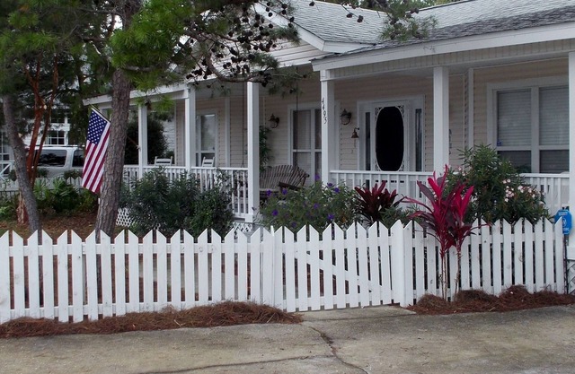 BEACH COTTAGE 3BR, NEW GOLF CART W/HOUSE, PORCH SWING, 30 STEPS TO POOL, PETS!