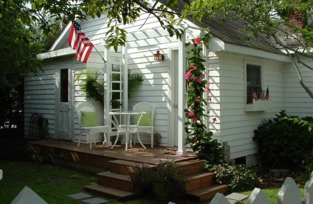 Beach cottage in the heart old town Manteo 0BX. welcome
