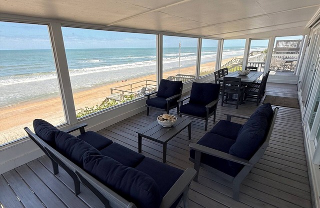 Beach Front Family Retreat/Watch Dolphins Turtles & Sunrises