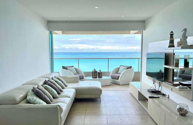 Beach front Ocean view, pool Family Apt Salinas