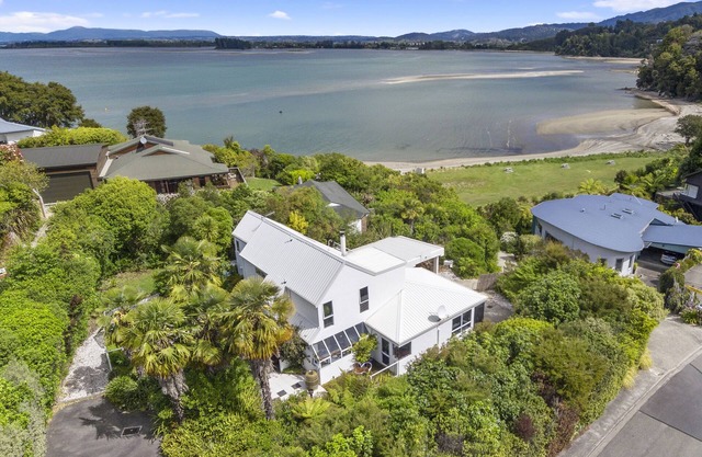 BEACH-FRONT, Palms on-the-beach retreatSTUDIO unit 2 KAITERITERI.(Abel Tasman)