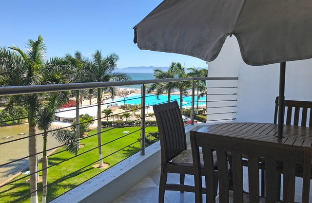 Beach-front spectacular view, sandy beach & beautiful oversize pools