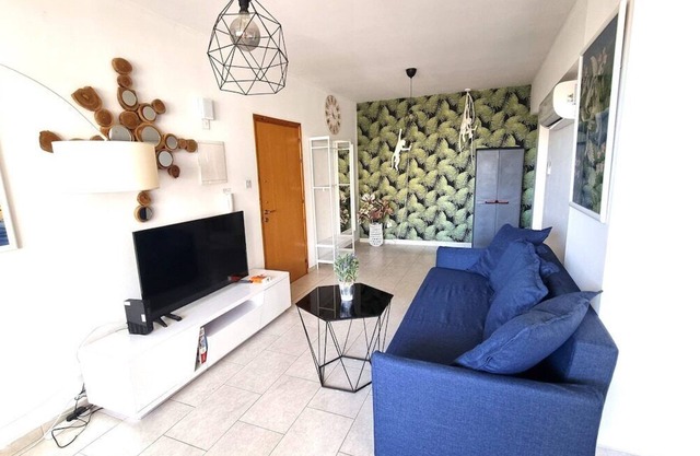 Beach Haven: 7-minute Walk to the Beach + Pool