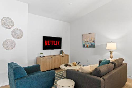 Beach House King Bed Pet Friendly! Fast Wi-Fi Netflix Garage