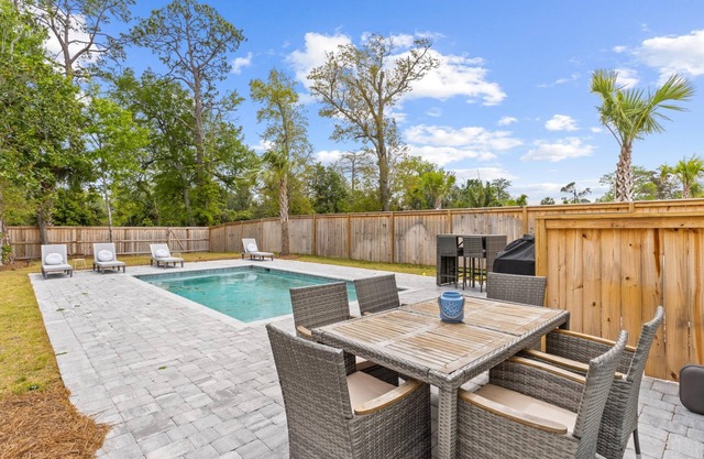 Beach House Simple Pleasures - Private Pool, Walk to Beach - Sleeps 6