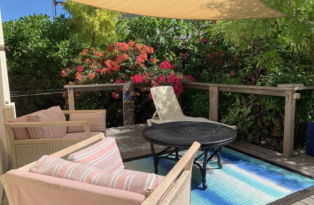 Beach&Pool Retreat: Second Floor King Bed Suite with Private Balcony and Parking