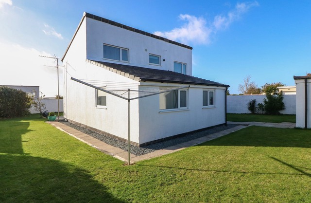 BEACH REACH, pet friendly, country holiday cottage in Valley