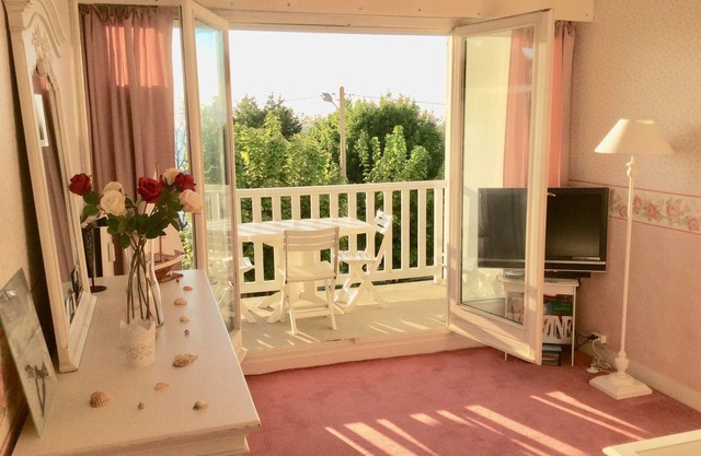 Beach side: Charming apartment, walking distance to beach and center, laundry, parking, WIFI