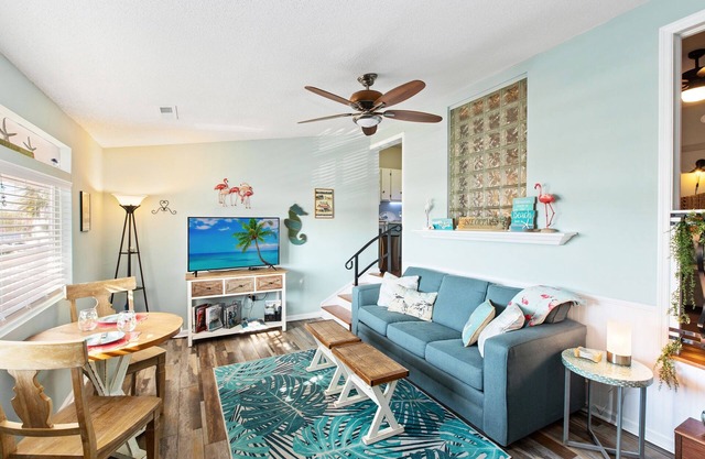 Beach Vibes #204 Beautiful 1 Bed + Sleeper, Pool