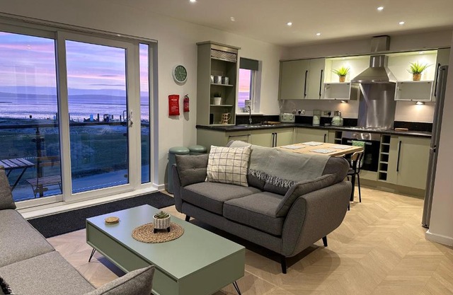 Beach View Flat on Coastal Path