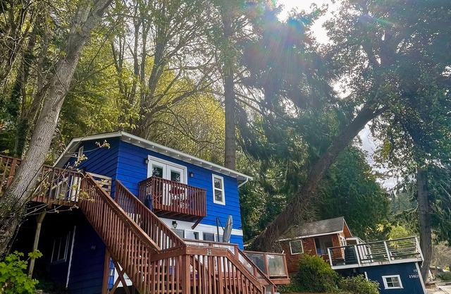 Beach view getaway with deck, gas grill, firepit and W/D