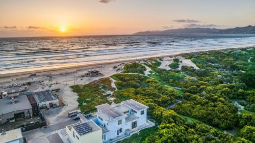 Beachfront 2BR w Deck Views Direct Sand Access Strand Way A